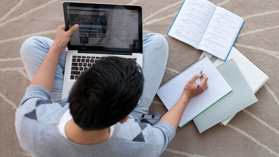 Bagaimana Website Belajar Online Membantu Pelajar Menghadapi Tantangan Global?