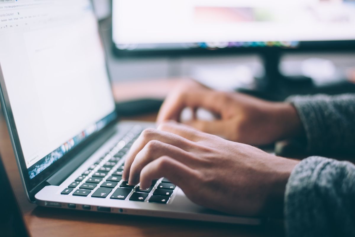 Membangun Otoritas Website Melalui Konten Review Blogger Secara Strategis