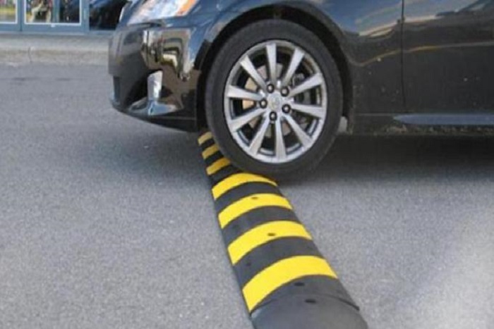 Keunggulan Menggunakan Speed Bump Karet untuk Mengendalikan dan Meningkatkan Keselamatan di Jalan Raya