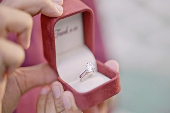 Alasan Romantis Persembahkan Berlian untuk Kekasih