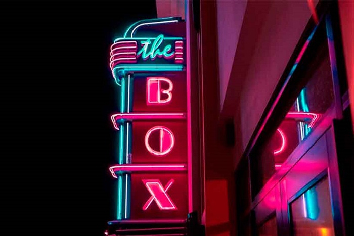 Gunakan Neon Box Sebagai Media Promosi Binsis Anda