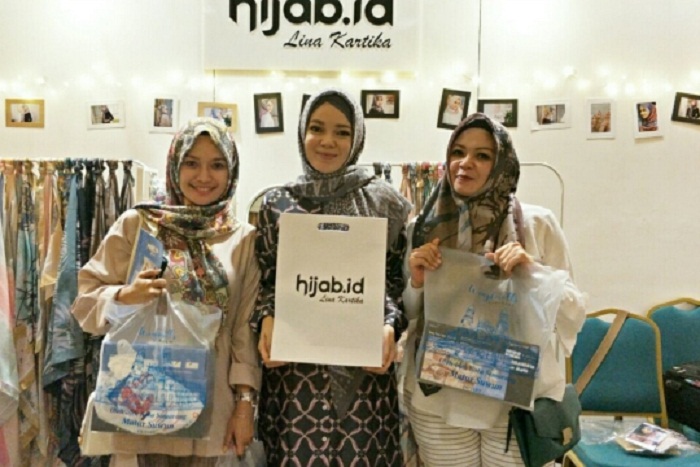 Coba deh! Modisnya Hijab Motif Floral untuk Menunjang Penampilan Anda